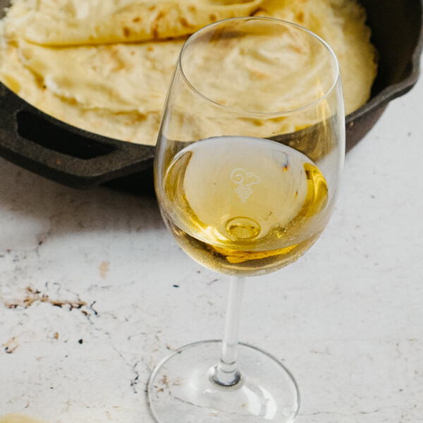 crêpes et verre de vin jaune