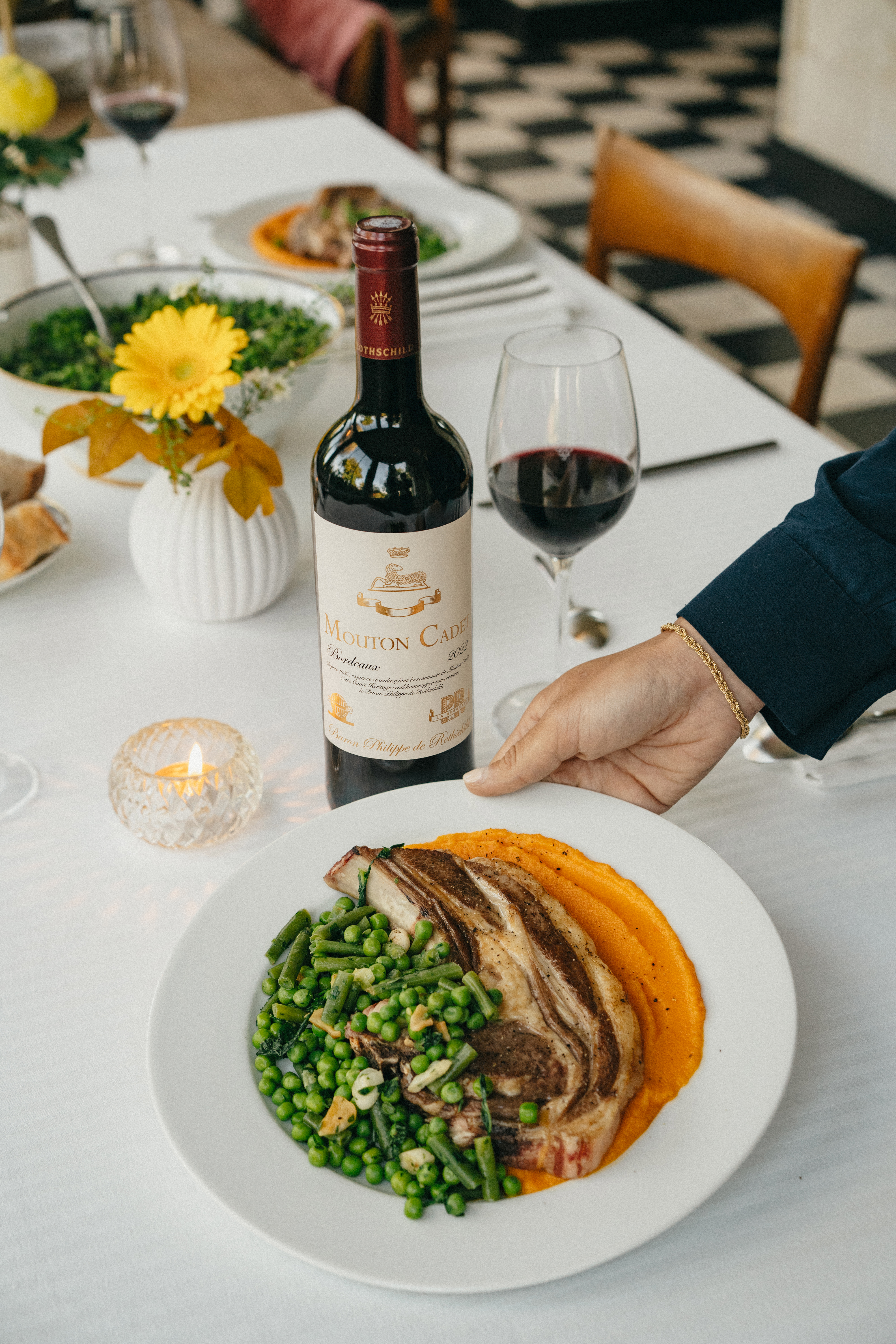 Côtes d'agneau, jardinière de légumes verts et purée de carottes rôties
